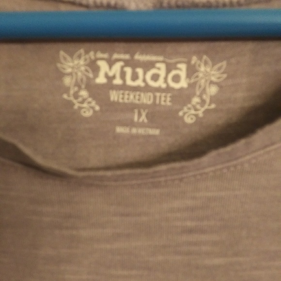 ๐ NWT Mudd Weekend Tee! - Picture 3 of 3